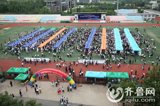 在齐鲁理工学院体育场，招聘会十分火热。